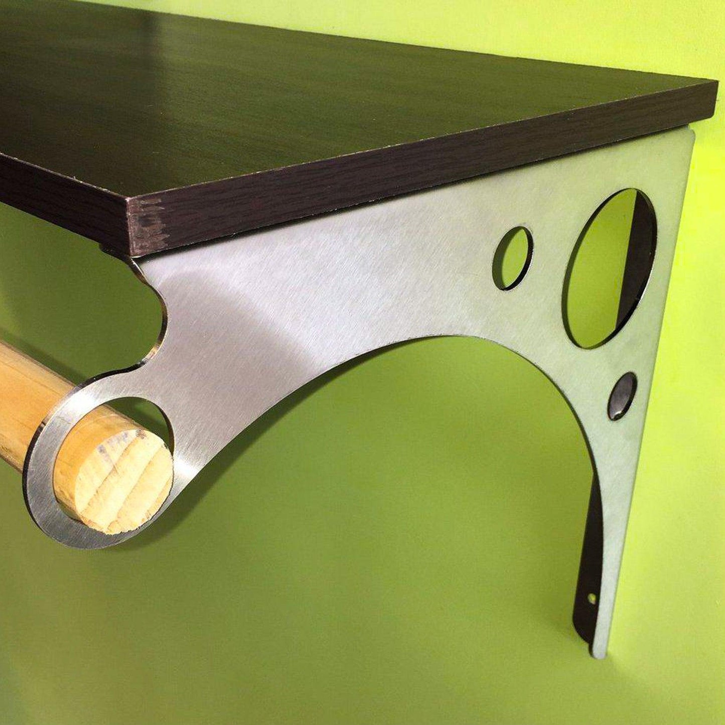 Cascade Manufacturing's Apex closet brackets example