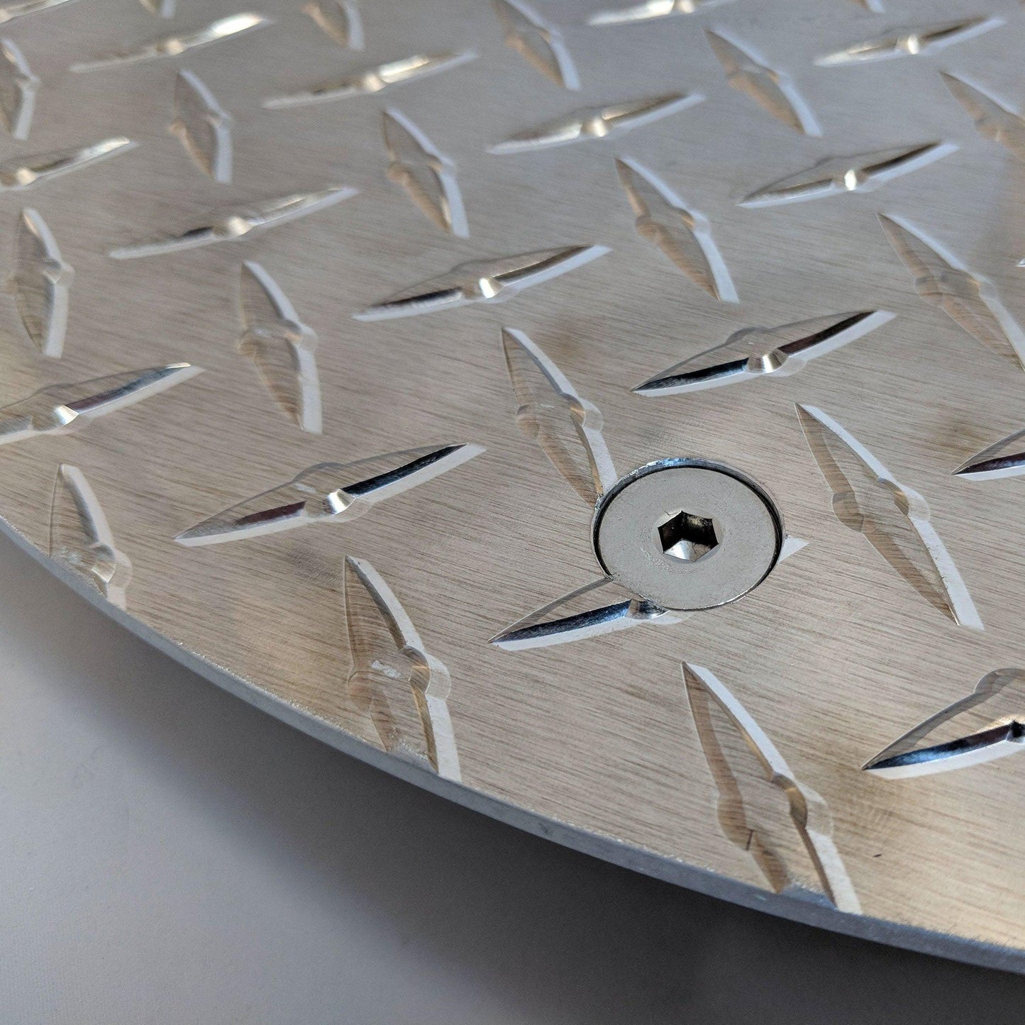 Cascade Manufacturing's round aluminum rolling plant caddy close up of face